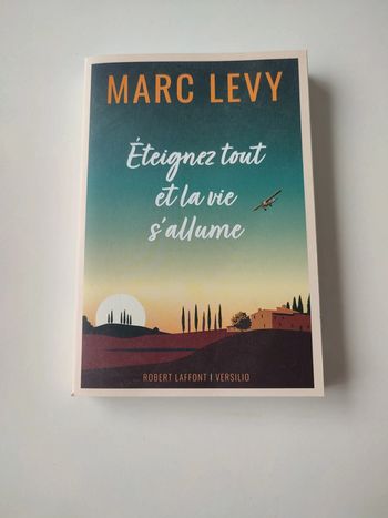 Roman de Marc Levy Éteignez et la vie allume excellent état