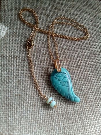 Collier aile turquoise et pierres d'opale bleu
