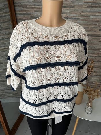 Top crochet écru à rayures bleu marine