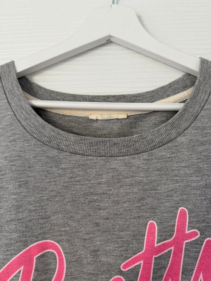 Pull sweat gris clair basique avec écriture rose à manches longues - photo numéro 4