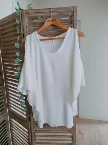 Haut blanc large épaules ouvertes