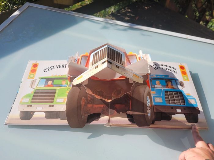 Superbe livre Pop-up Vrrroum! Mango jeunesse, À chaque page, un camion surgit! 62 - photo numéro 4
