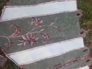 3 rideaux écru et bordeaux