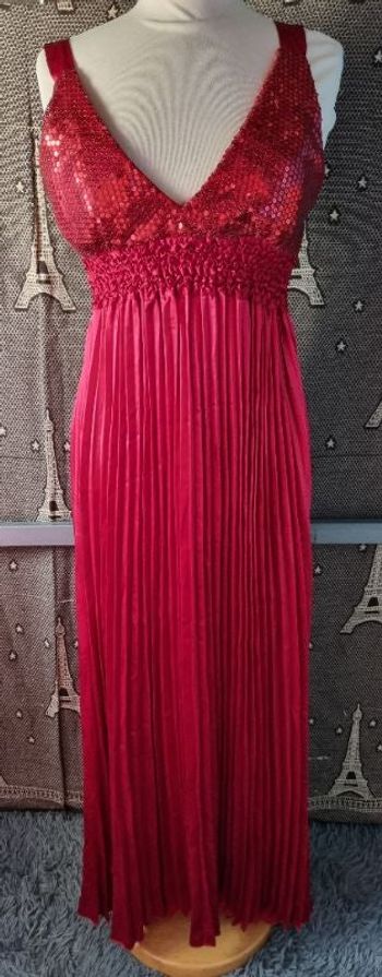 Robe rouge avec sequins taille 38-40 toute occasions