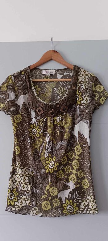 T-shirt fleuri vert/marron manches courtes col  rond avec bois marque Armand Thiery Taille 3