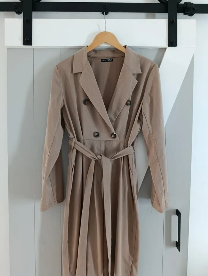 color beige y talla L.