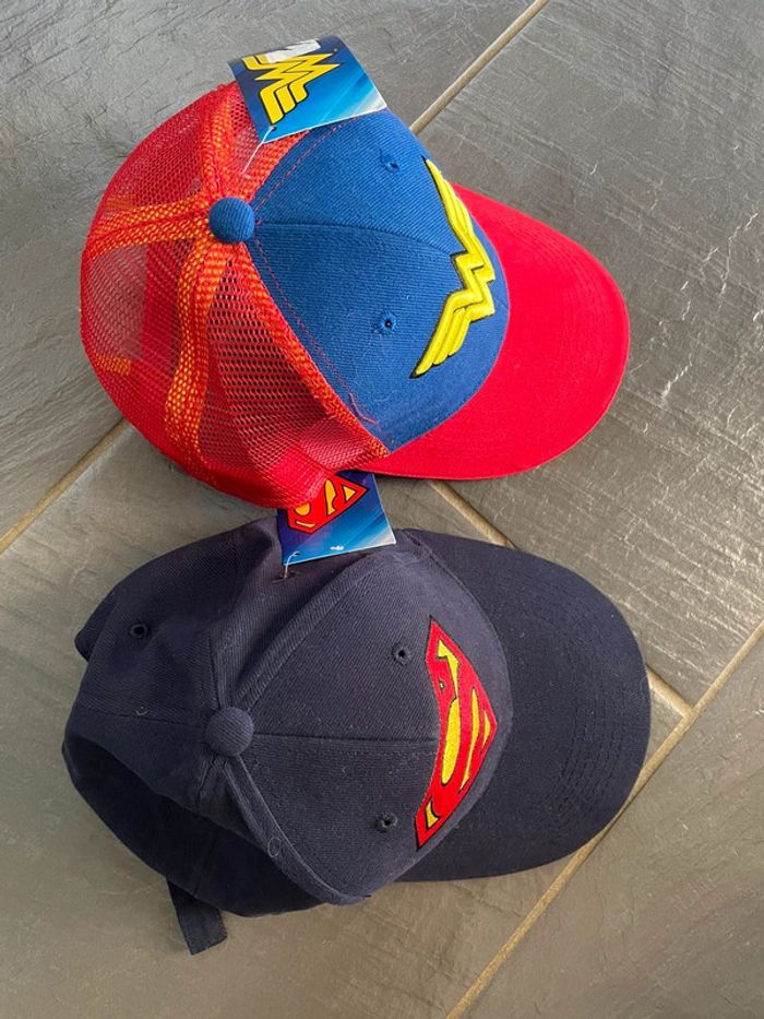 Lot 2 Casquettes DC comics neuves - photo numéro 3