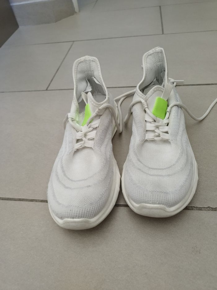 Baskets blanches avec un peu de jaune taille 40 - photo numéro 2
