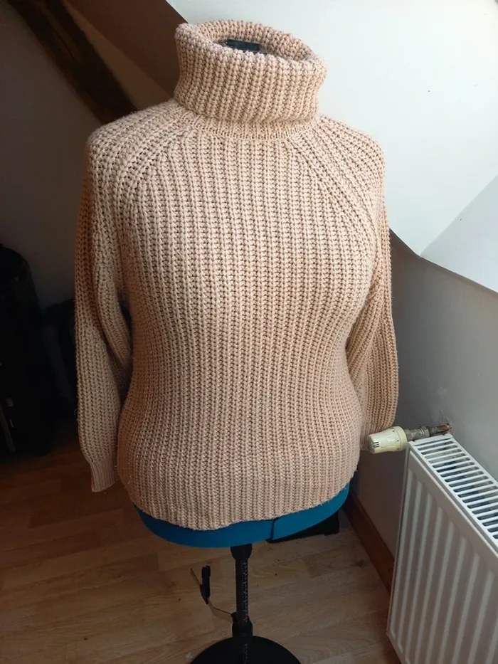 Pull avec un bon col roulé , couleur saumon-rose pâle