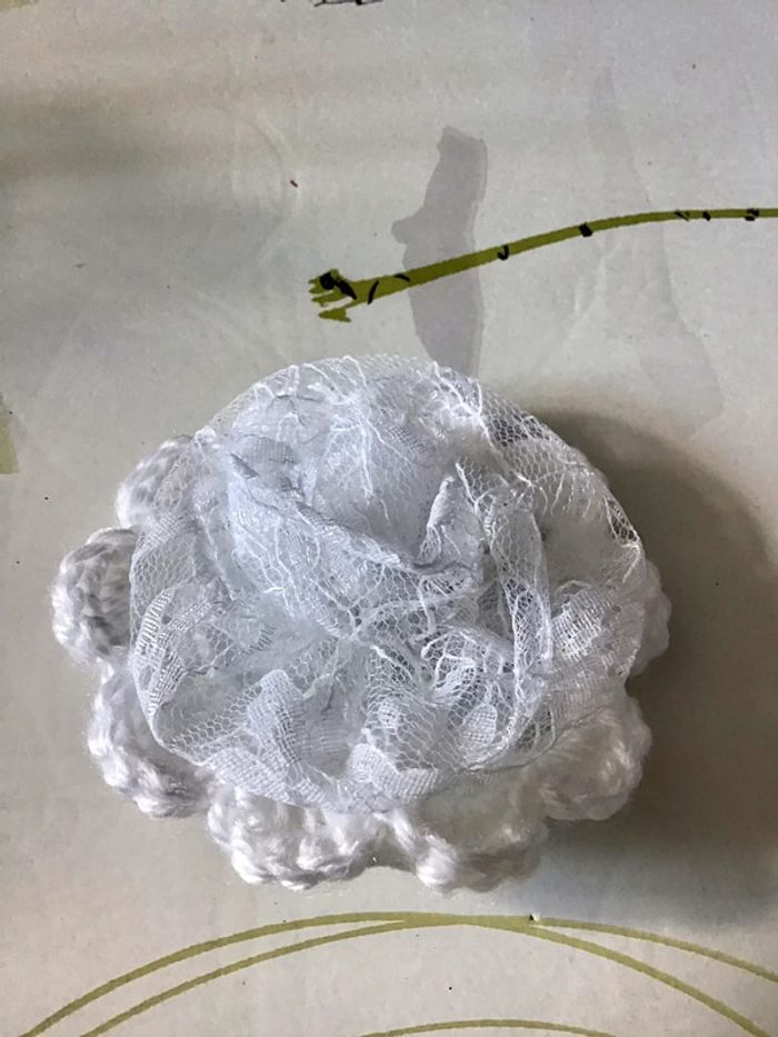 Broche blanche et dentelle 9,5 cm - photo numéro 2