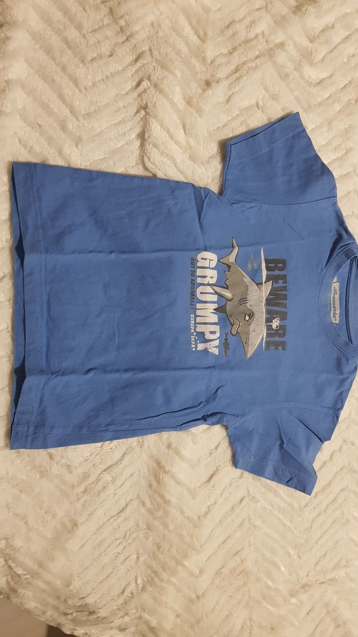 T-shirt bleu motif requin