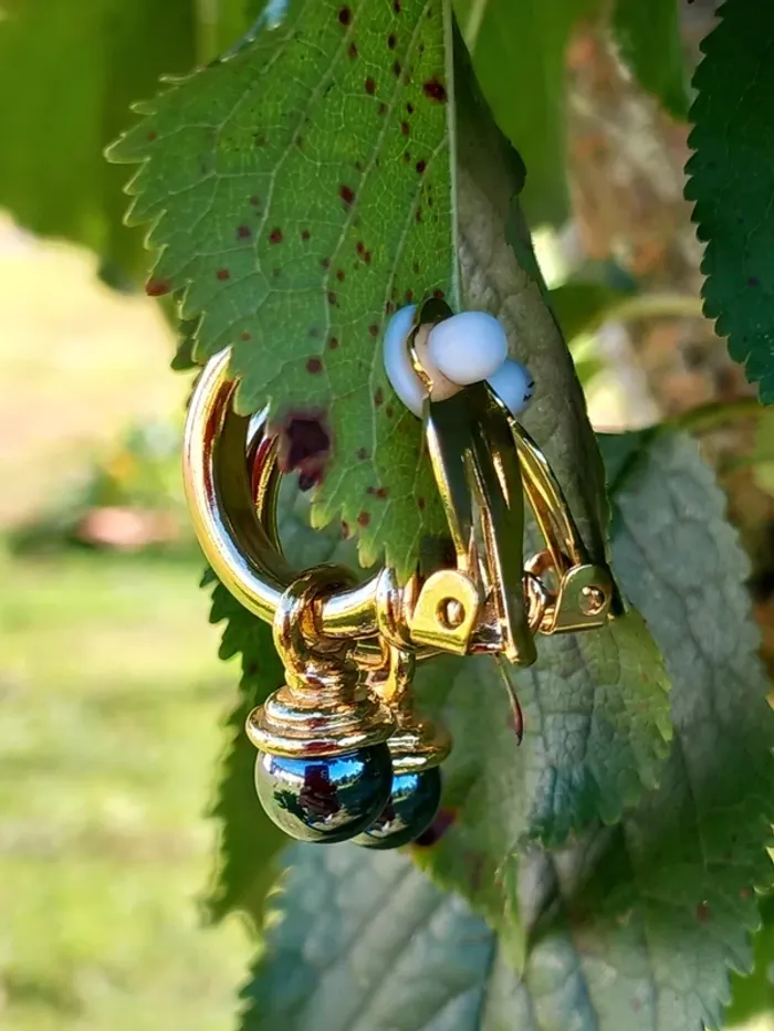 Boucles d'oreilles vintage à clip avec une perle noire pendante - photo numéro 3