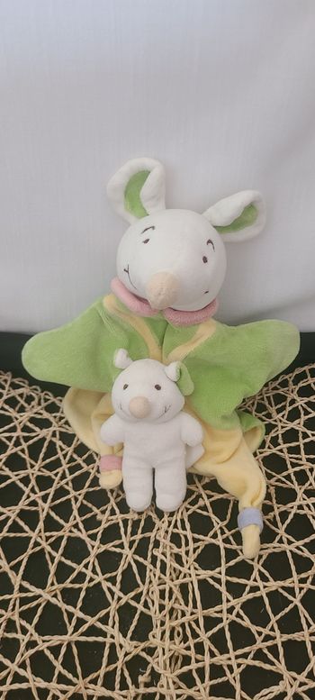 Doudou et Compagnie - Marionnette Souris jaune vert et son bebe poche devant