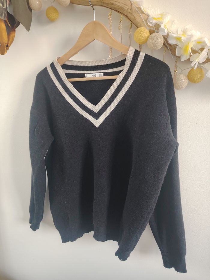 Pull col V noir et beige