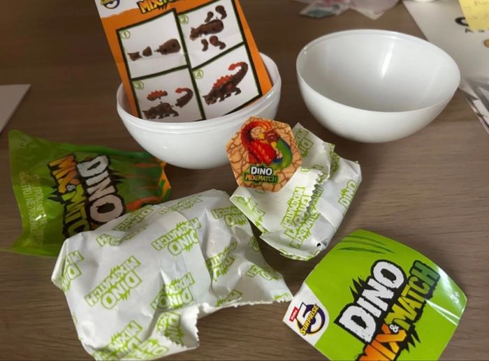À vendre jouet boule Dino mix & match