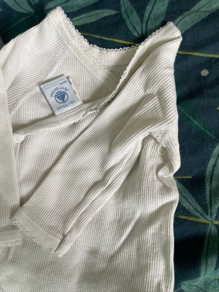 Lot 2 body kiabi et petit bateau 1 mois - photo numéro 3