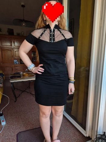 Robe noir avec transparence aux épaules