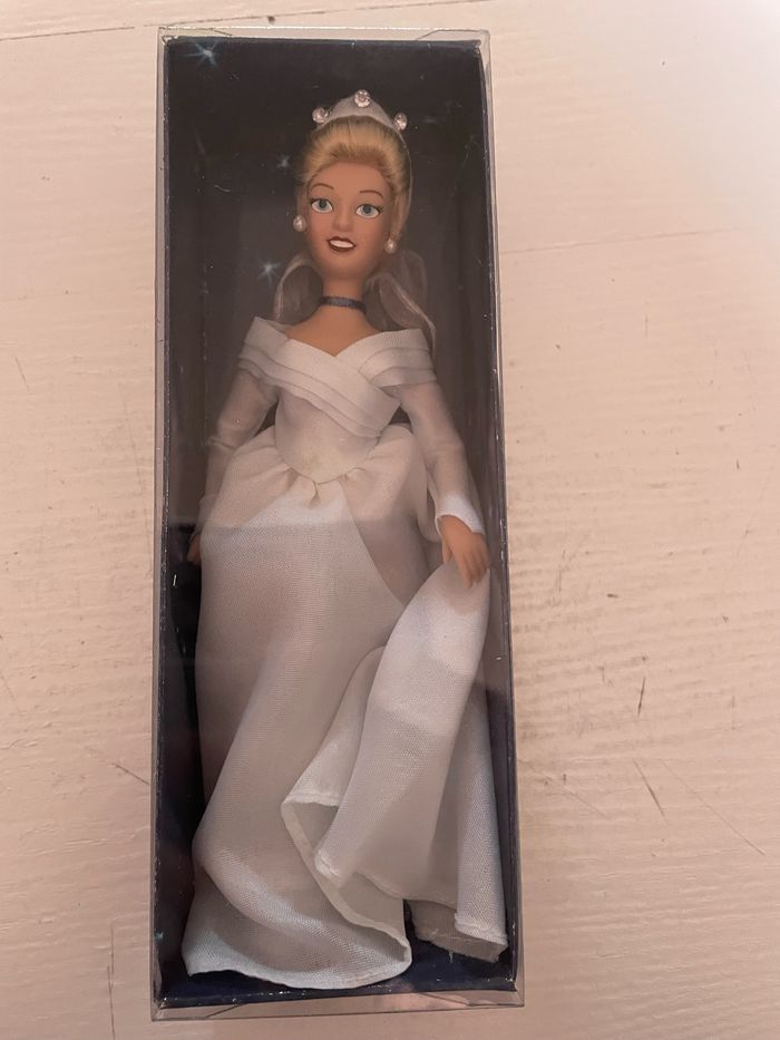 Poupées porcelaine atlas disney cendrillon en robe de mariée
