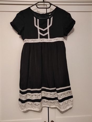 Robe de soirée noire et dentelle blanche H&M