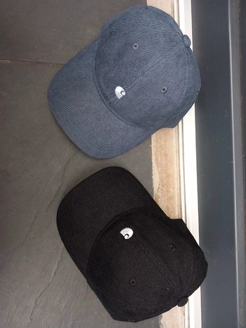 Lots de 2 casquette neuve ( bleu et noire)