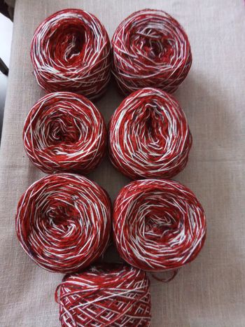 Lot de 7 Pelotes Fantaisies Tons Rouges, Noirs et Blancs (500g)