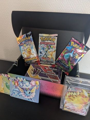 🎄 BOX POKÉMON ÉDITION SPÉCIALE NOËL — Pikachu VMAX+ 4 boosters + goodies ! 🎁