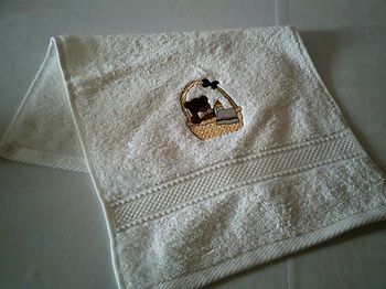 Petite serviette éponge broderie panier avec un ourson