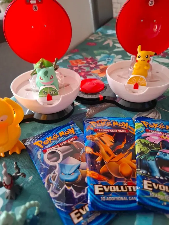 Magnifique pokeball toupie avec figurine et ceinture et lot de cartes pokemon neuve non officiel - photo numéro 4