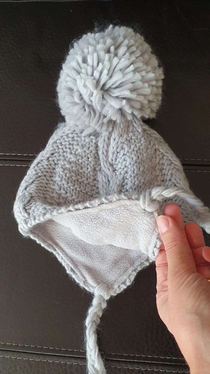 Bonnet gris doublé en polaire avec pompons et cache-oreille, 6-12 mois