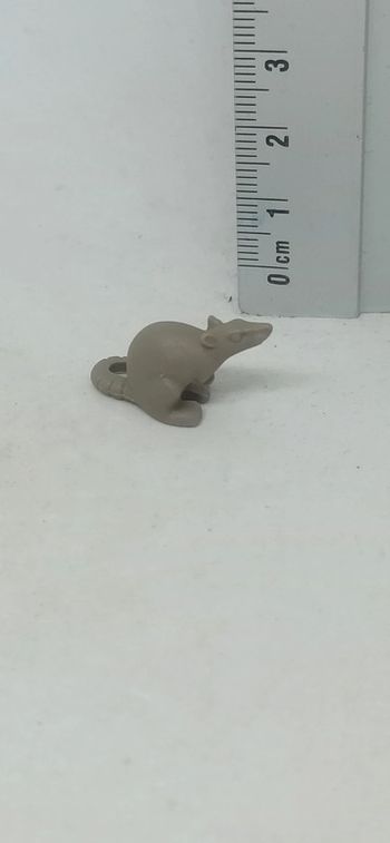 Rat gris assis playmobil
