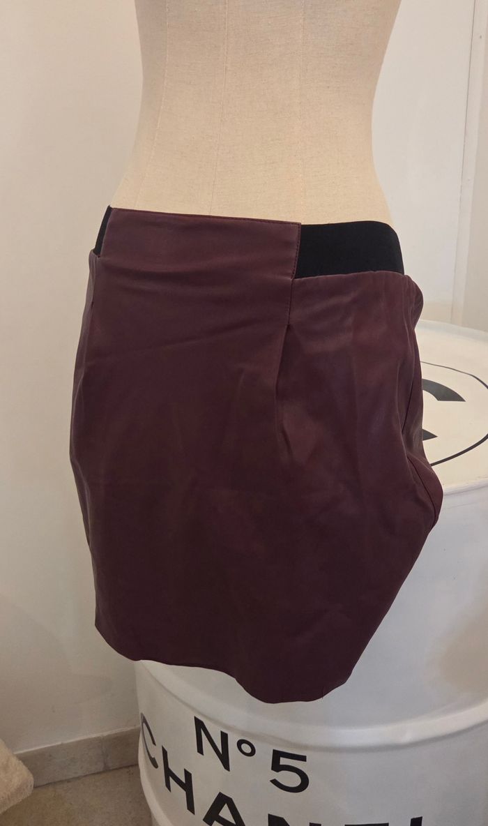 Jupe NAF NAF T.36 – effet cuir bordeaux – taille élastique – chic et tendance – excellent état - photo numéro 2