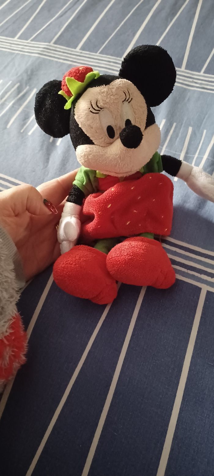 Très jolie petite peluche minnie