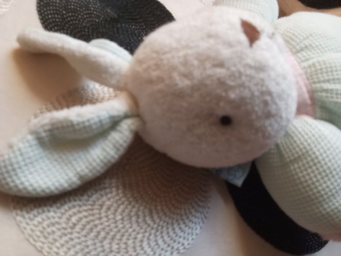 Doudou lapin Nounours vert clair proche bleu clair vichy rose blanc nez brodé marron tissu  nid d'abeilles et éponge blanc  bouclettes  blanches grelot hochet d'occasion - photo numéro 8