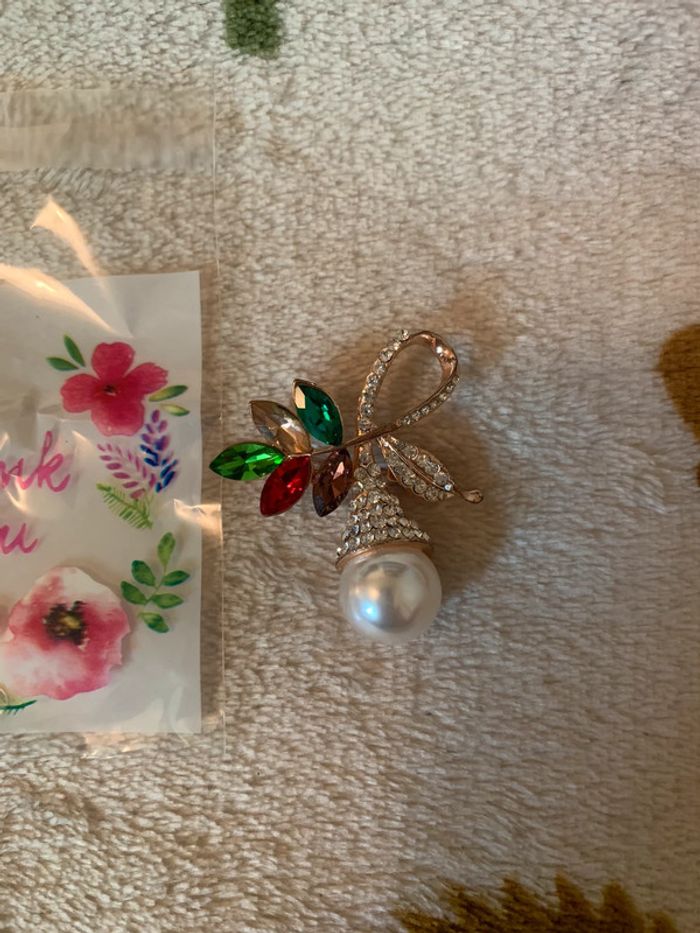 Broche fleur et perle