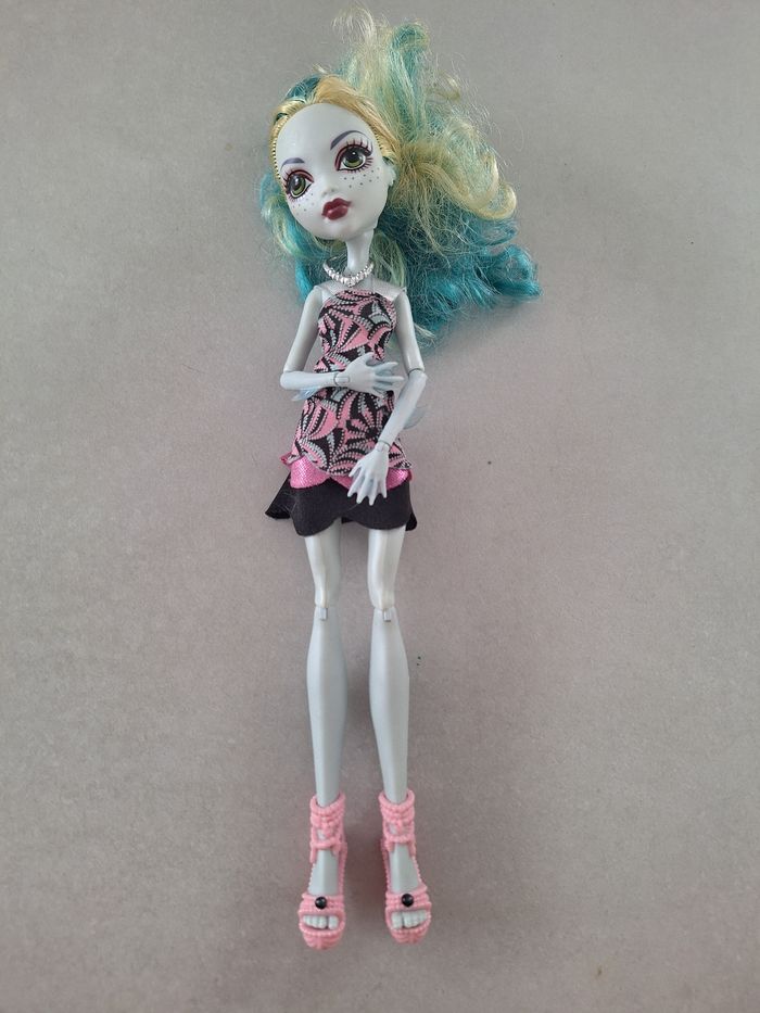 Lot 10 poupées monster high et supports - photo numéro 4