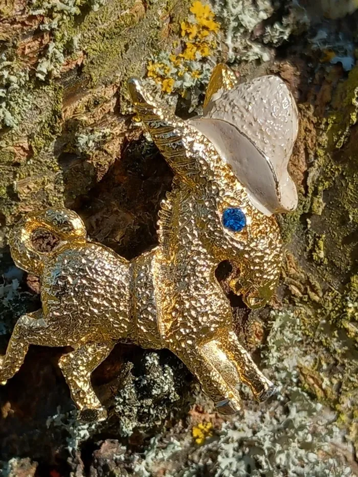 Broche vintage dorée en forme d âne avec son chapezu - photo numéro 3