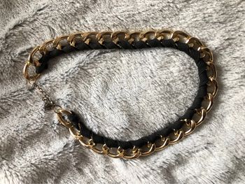 Collier doré et noir