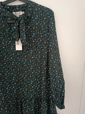 Robe motif fleurs col V lavallière Taille MMolly Bracken Neuf avec étiquette