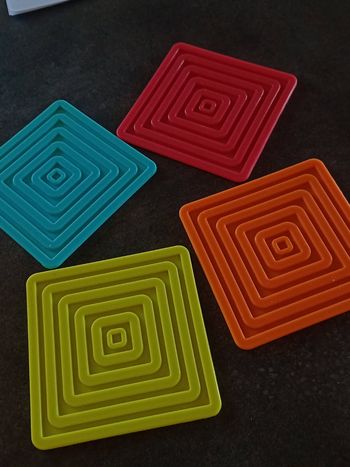 4 dessous de tasses.