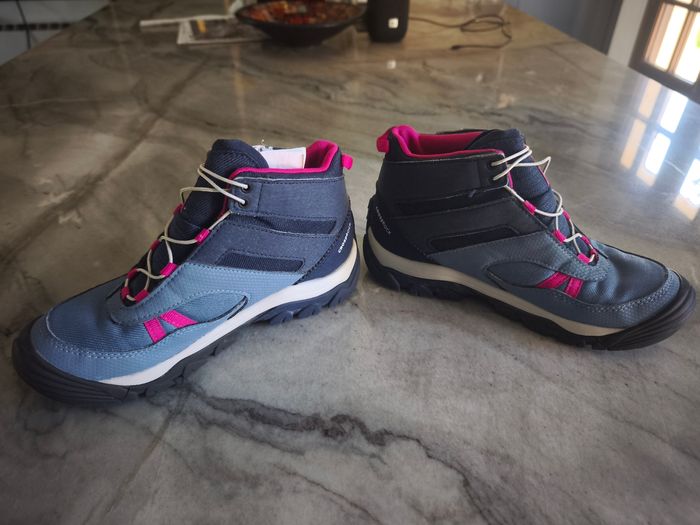 Chaussures montantes de randonnée Taille 34 Decathlon Quechua. Très bon état. Grises et  fushia. Lavées pour la  vente. - photo numéro 5
