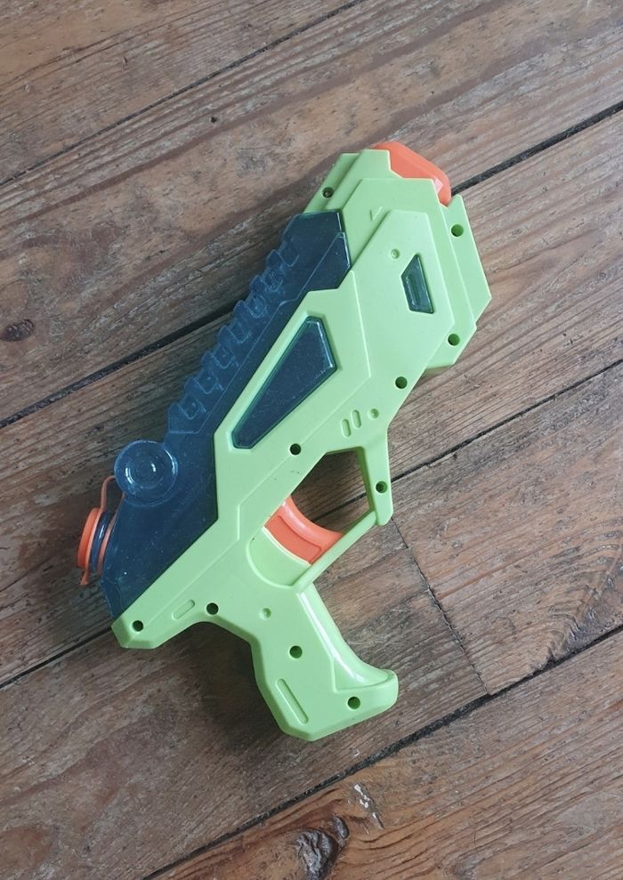 Pistolet à eau vert