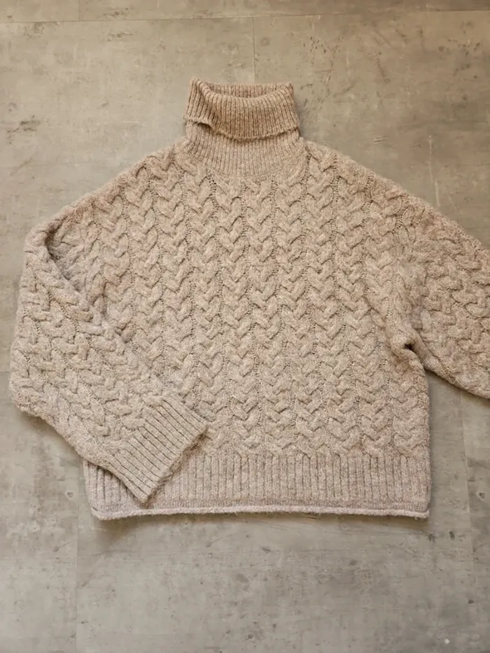 Pull col roulé beige