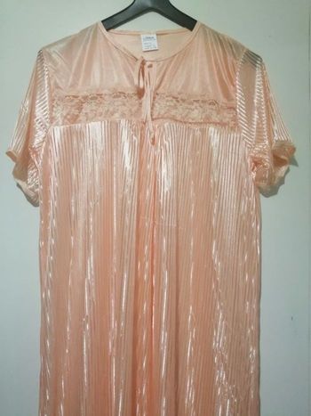 Très jolie chemise de nuit Vintage satinée Lorina saumon avec dentelles. Taille 38.