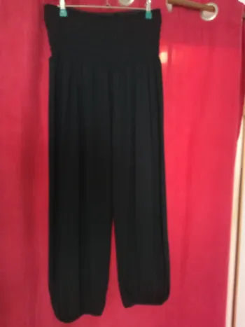 Pantalon femme  (j en ai 2 identiques) 1 acheté le 2 ème offert vendu 5 euros l unité )(275)