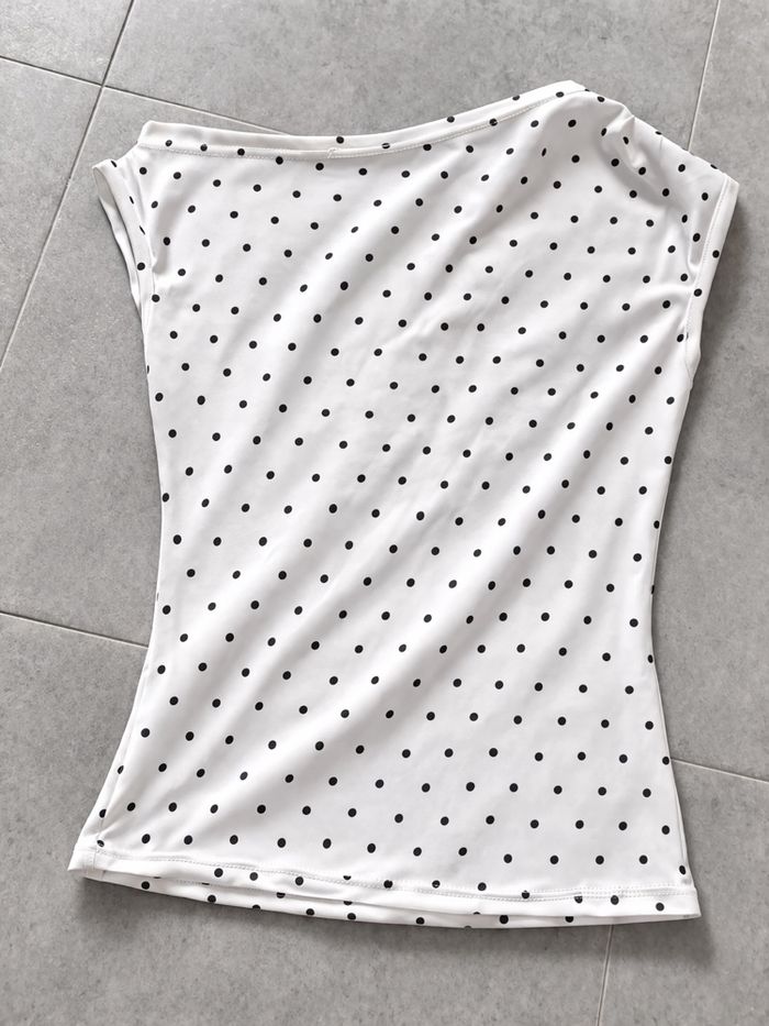 Haut blanc à pois noir