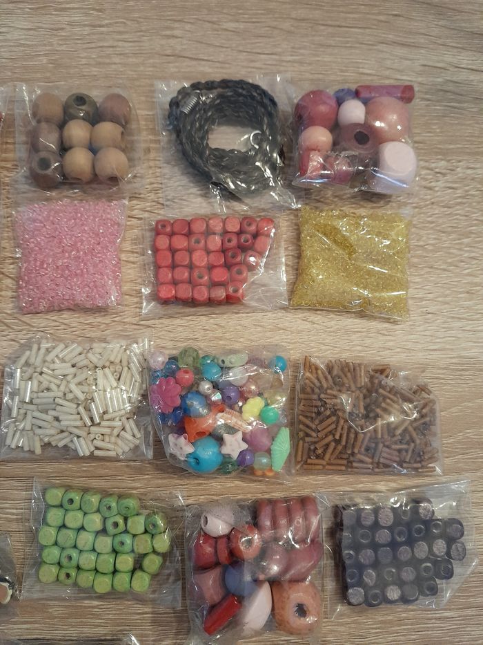 Lot de 40 sachets de perles et accessoires - photo numéro 8