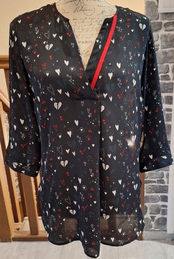 Blouse transparente noire imprimée de coeurs rouges et blancs