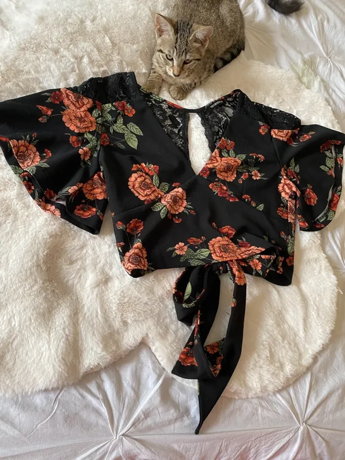 Joli top noir à fleurs et dentelle - photo numéro 2