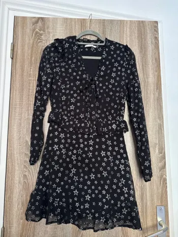 Robe noire étoiles argentées