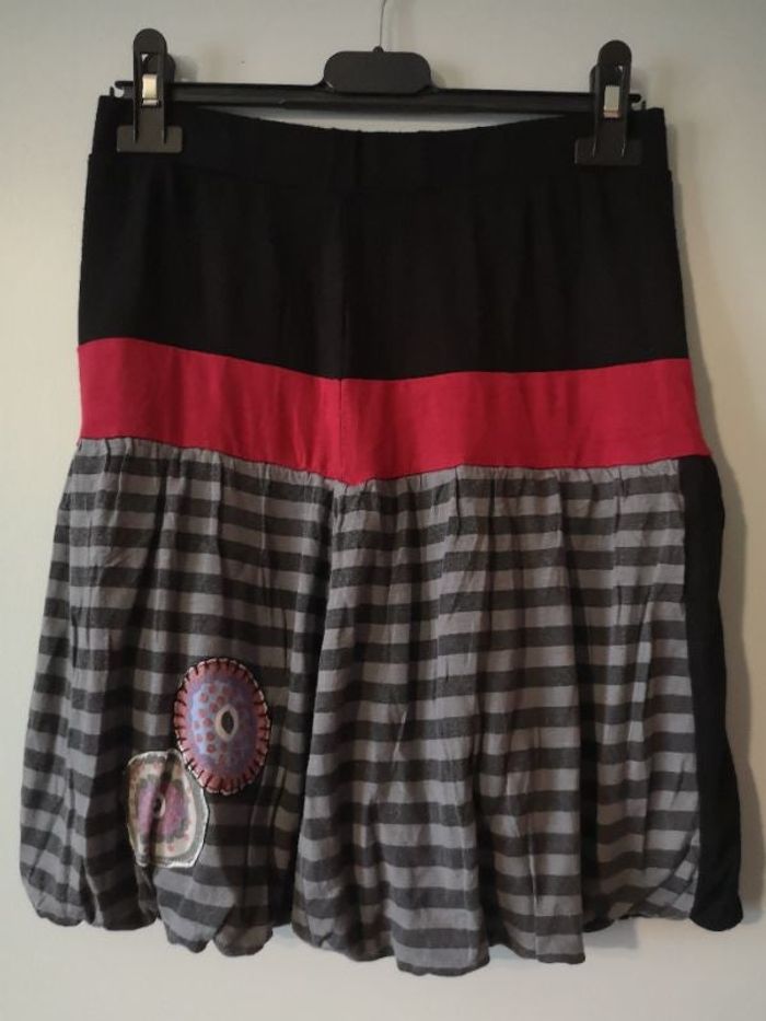 Jupe noire et rouge. Taille 14 ans. Très bon état.